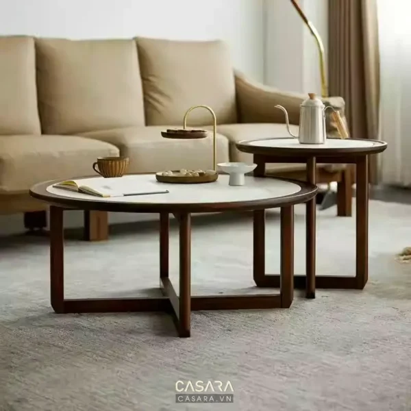Phòng khách tối giản với sofa và bàn trà gỗ hiện đại.