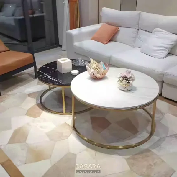 Phòng khách hiện đại với sofa trắng và bàn tròn mặt đá sang trọng.