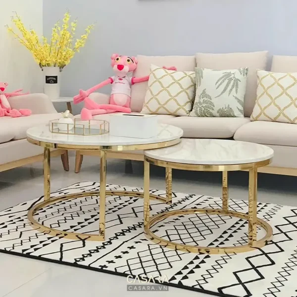 Phòng khách hiện đại với bộ bàn trà và thảm họa tiết độc đáo.