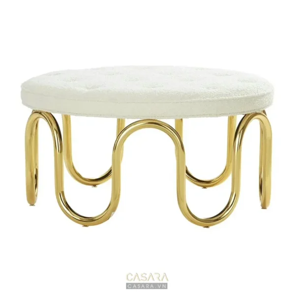 Ghế đôn tròn bọc nhung trắng, chân vàng kim sang trọng.