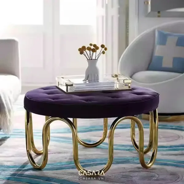 Bàn trà tròn bọc nhung tím sang trọng, chân vàng tinh tế.