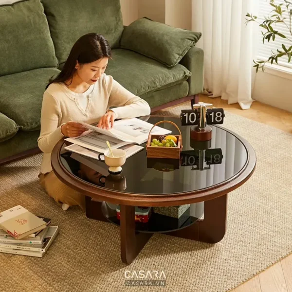 Người phụ nữ đọc sách thư giãn trong phòng khách ấm áp, hiện đại.