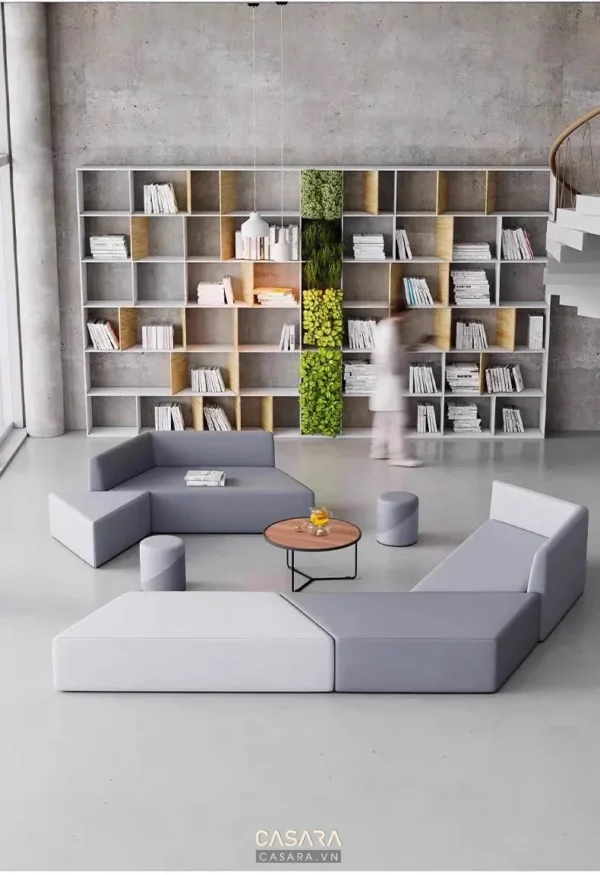 Phòng khách hiện đại với sofa модульный và kệ sách lớn.