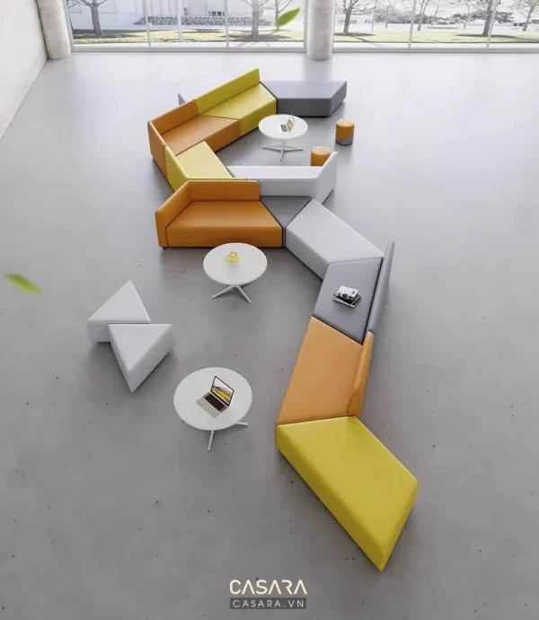 Không gian thư giãn hiện đại với ghế sofa mô-đun màu sắc tươi sáng.