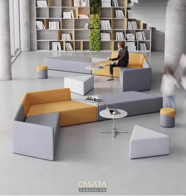 Phòng khách hiện đại với thiết kế tối giản, màu sắc trung tính.