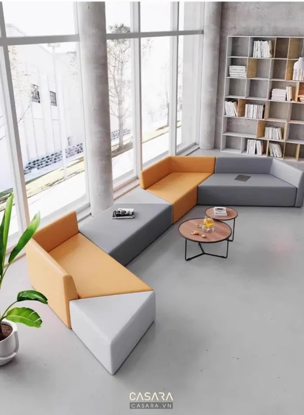 Góc phòng khách hiện đại với sofa góc màu cam xám nổi bật.