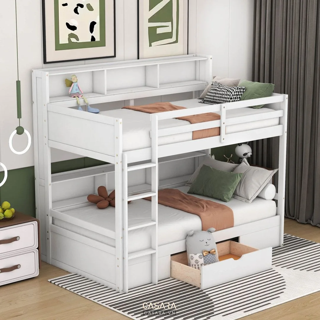 Phòng đẹp cho bé trai với giường gỗ sáng, tường xanh rêu, kệ đồ chơi, bàn học và thảm chơi
