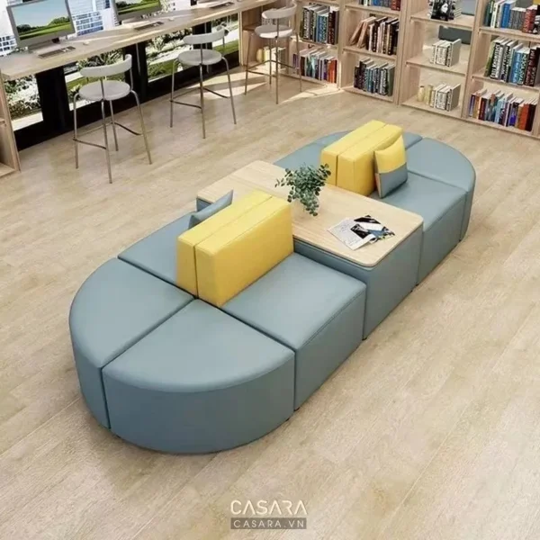 Khu vực thư giãn hiện đại với ghế sofa cong màu xanh dương và vàng.