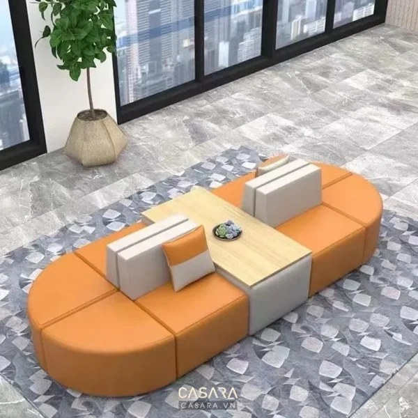 Bộ sofa dài hình bán nguyệt màu cam trắng hiện đại trong văn phòng.