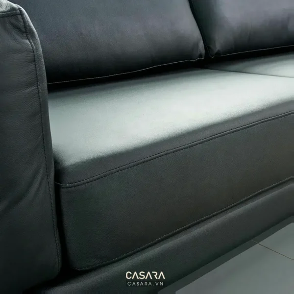 Góc nhìn cận cảnh của một chiếc sofa da đen hiện đại, sang trọng.