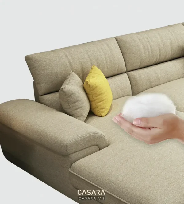 Ghế sofa màu be với đệm dày.