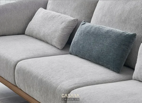 Ghế sofa hiện đại, màu xám nhạt, có hai gối tựa êm ái.