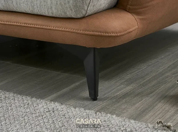 Góc sofa hiện đại với chất liệu vải và da cao cấp, chân kim loại đen.