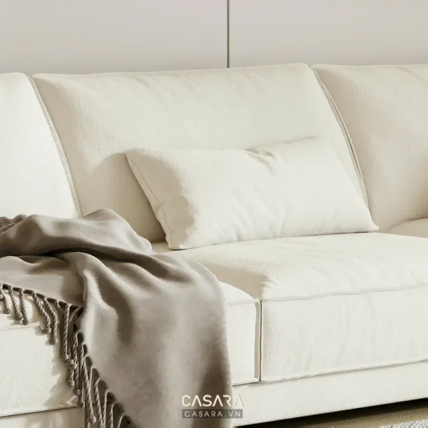Ghế sofa trắng với khăn quàng.