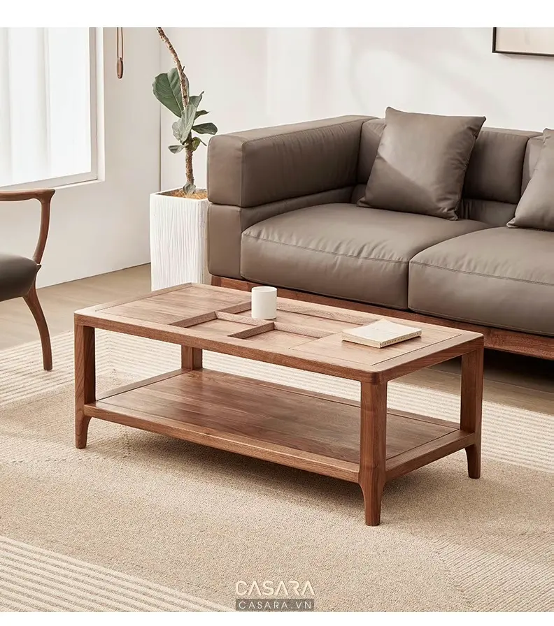 Bàn trà phòng khách bằng gỗ màu sáng với sofa be, thảm dệt, kệ tivi phẳng và decor khay trà