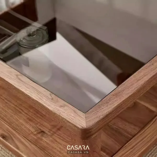 Bàn trà kính hiện đại với chân gỗ vân sáng, thiết kế tối giản.