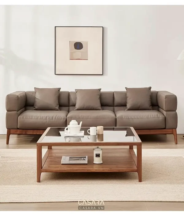 Phòng khách hiện đại với sofa màu be và bàn trà gỗ tinh tế.
