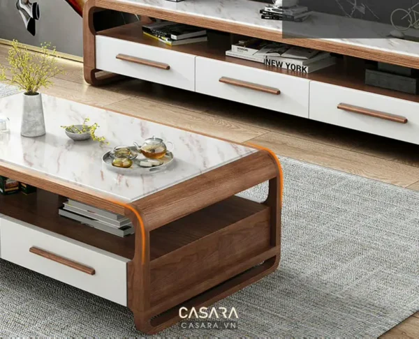 Phòng khách hiện đại với bàn trà và kệ tivi gỗ sáng màu.