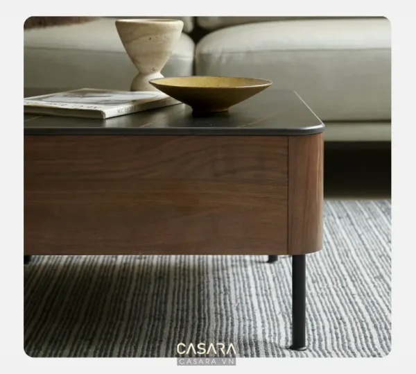 Bàn trà gỗ hiện đại bày biện đồ trang trí tinh tế.