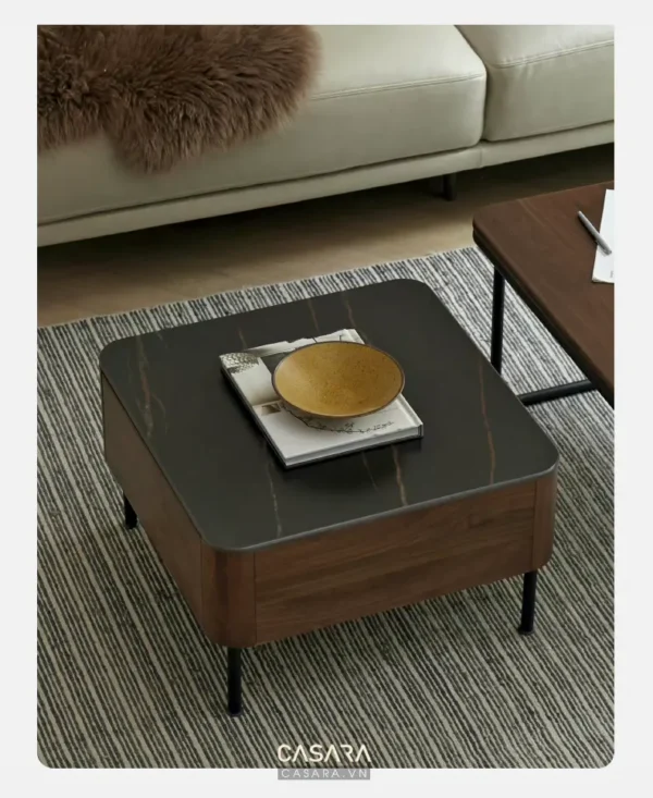 Bàn trà đen vân đá hiện đại, cạnh gỗ ấm cúng và tinh tế.