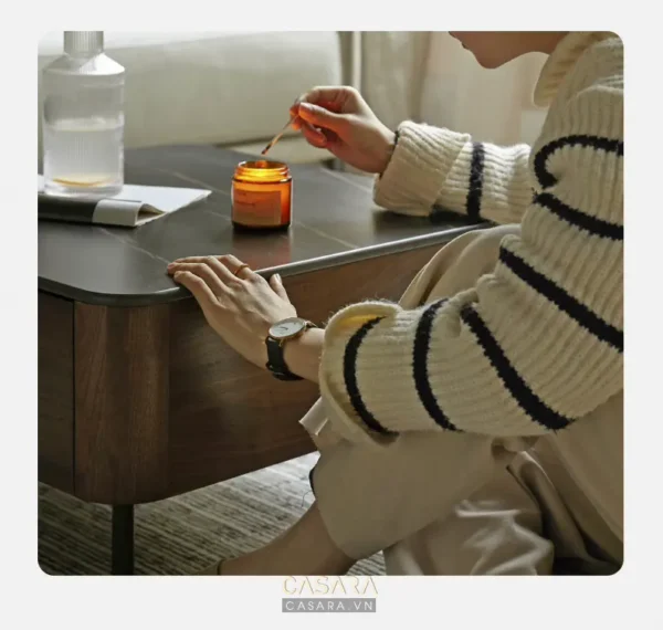 Khoảnh khắc thư giãn với nến thơm, trà và sách.