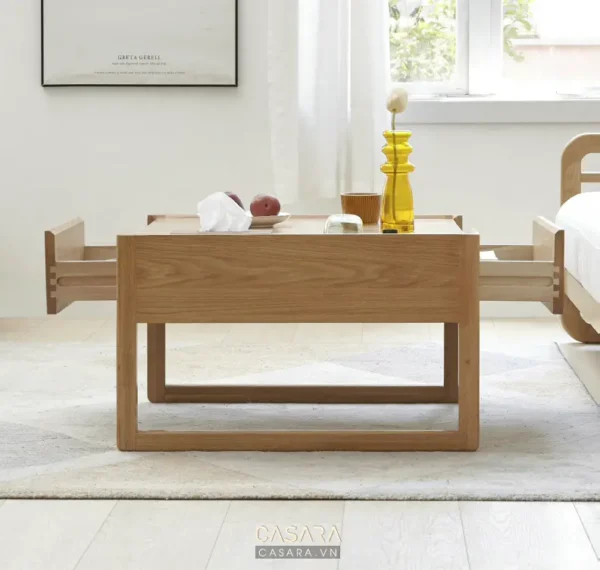 Bàn gỗ thấp với đồ trang trí đơn giản, tinh tế.