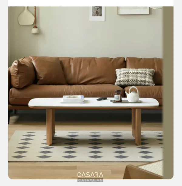 Phòng khách tối giản với sofa da màu nâu ấm cúng.