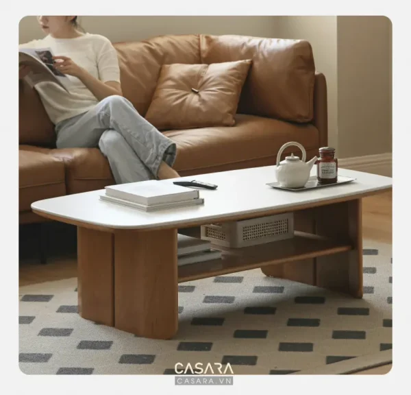 Phòng khách hiện đại với sofa da nâu và bàn trà trắng tinh tế.