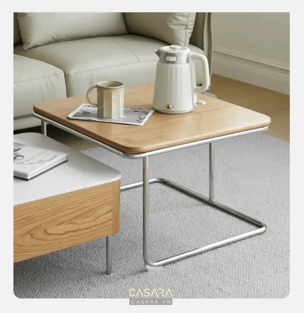 Góc phòng khách hiện đại với bàn trà gỗ và đồ trang trí tinh tế.