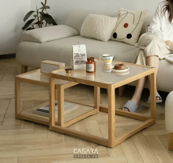 Góc phòng khách ấm cúng với bàn trà gỗ thiết kế độc đáo và đồ trang trí tinh tế.