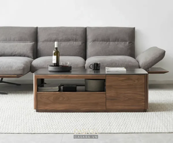 Bàn trà thiết kế hiện đại, tối giản đặt trước sofa màu xám, tạo không gian phòng khách sang trọng.