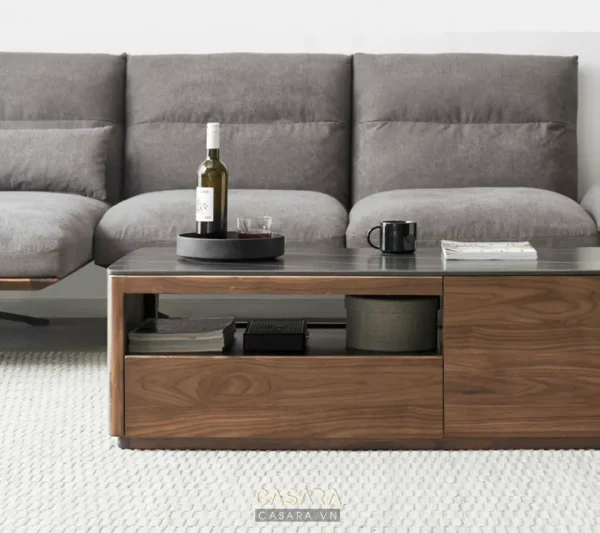 Góc phòng khách hiện đại với bàn trà gỗ và sofa xám sang trọng.