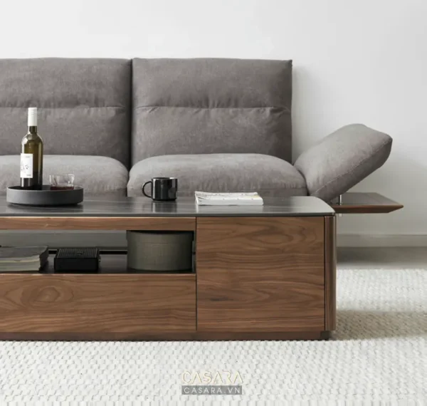 Góc phòng khách hiện đại với bàn trà gỗ và sofa xám sang trọng.