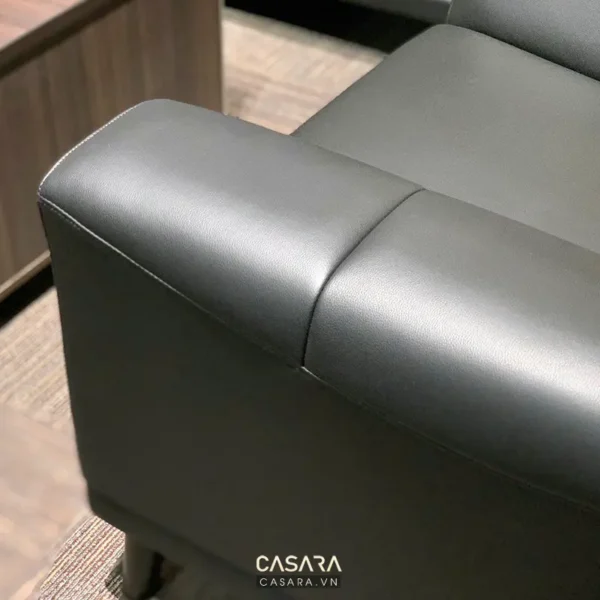 Góc gần của ghế sofa da đen sang trọng, hiện đại.