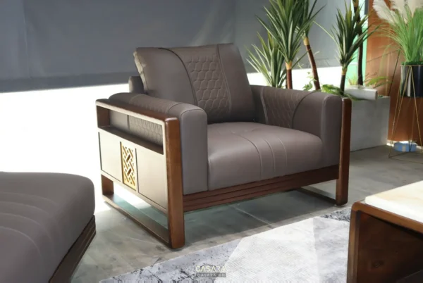 Ghế sofa bọc da sang trọng, kiểu dáng hiện đại, màu xám nâu ấm áp.
