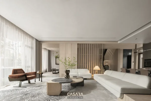 Phòng khách sáng màu trong nhà một tầng có cửa lớn và nội thất gọn