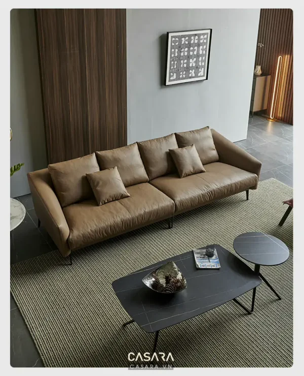 Phòng khách hiện đại với sofa da nâu và thảm xám tinh tế.