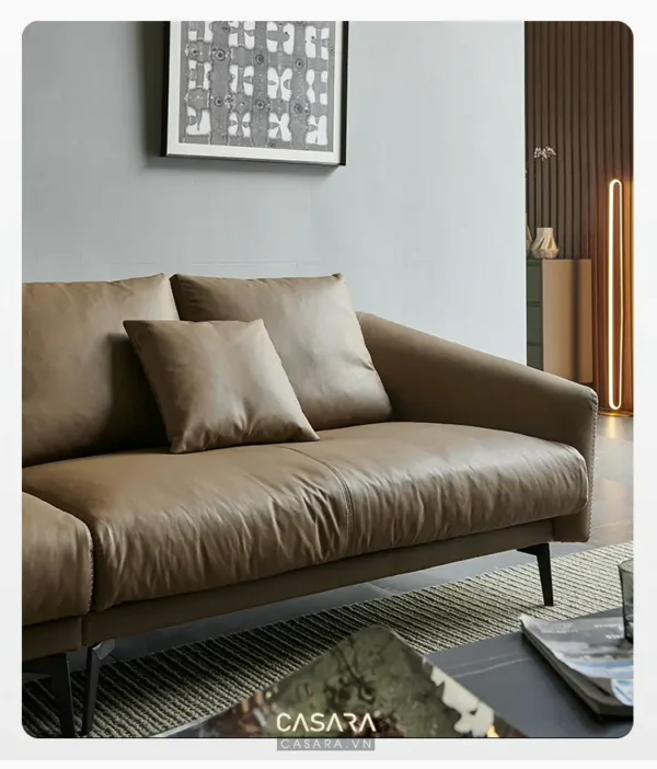 Ghế sofa da nâu hiện đại, sang trọng trong không gian sống ấm cúng.