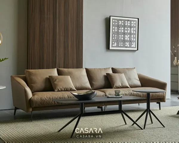 Phòng khách hiện đại với sofa da màu be tinh tế, ấm cúng.