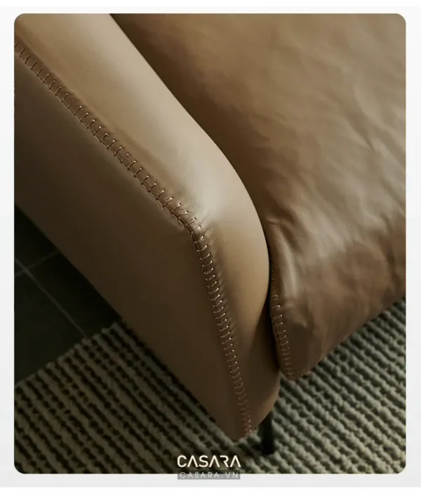 Góc nhìn cận cảnh chân ghế sofa da cao cấp, đường may tỉ mỉ.