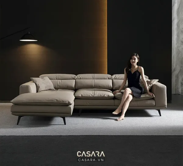 Nữ thanh niên ngồi trên bộ sofa góc hiện đại, sang trọng.