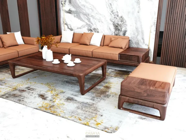 Phòng khách hiện đại với bộ sofa gỗ nâu và thảm họa tiết trừu tượng.