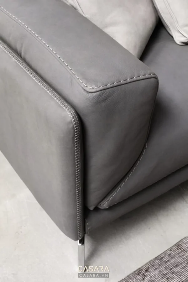 Góc sofa da xám hiện đại, đường may tỉ mỉ, sang trọng.
