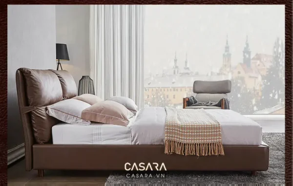 Phòng ngủ sang trọng với giường da màu nâu ấm cúng, view thành phố.