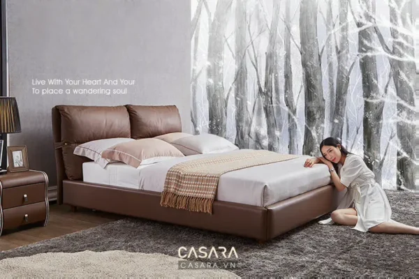 Phòng ngủ hiện đại, ấm cúng với giường nâu và hình ảnh thiên nhiên.