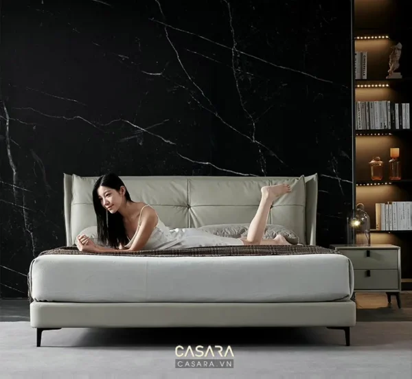 Phòng ngủ sang trọng với giường lớn và nội thất tối giản, hiện đại.