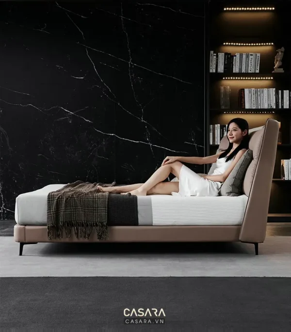 Nữ sinh thư giãn trên ghế sofa hiện đại, không gian sang trọng.
