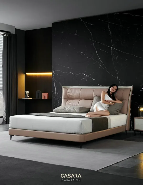 Phòng ngủ sang trọng với giường màu be, tường ốp đá đen tinh tế.