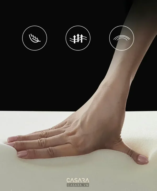 Bàn tay ấn vào bề mặt nệm, thể hiện độ đàn hồi tốt.