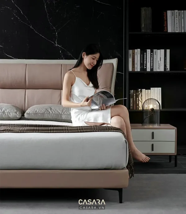 Người phụ nữ thư giãn đọc sách trên giường ngủ hiện đại, sang trọng.